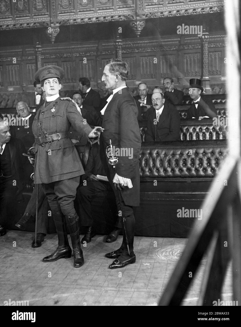 MP'' girato per il film della Navy League dal titolo " IT is for England ". La baronessa Helene Gingold , che svolge il ruolo del reverendo San Giorgio , è stata espulsa dalla Camera dei Comuni dal sergente - at - Arms . 26 ottobre 1916 Foto Stock