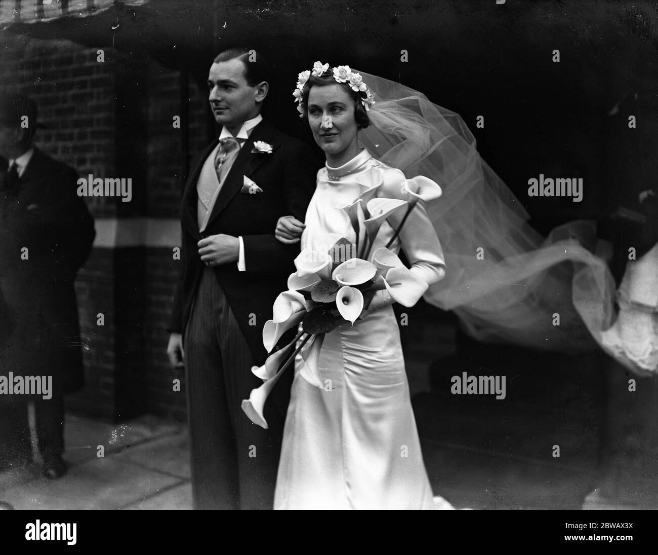 Il matrimonio di John Neil Cooper e Miss Betty Soames (Kent County Tennis player ) alla Holy Trinity Church , Brompton , Londra . 1 febbraio 1936 Foto Stock