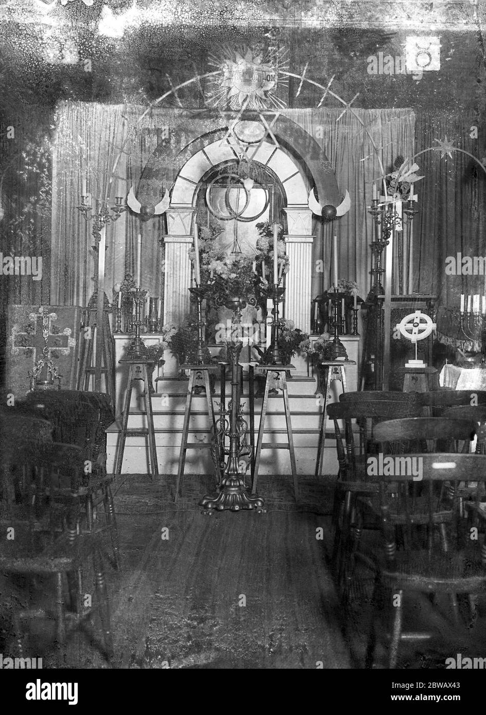 Chiesa in una stazione . L'interno della chiesa di Denmark Hill Station , sede della Chiesa universale della Confraternita del Comforter . 1 gennaio 1927 Foto Stock