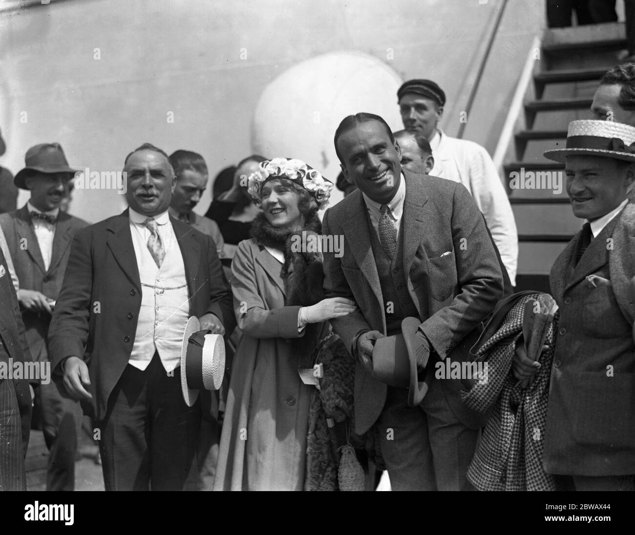Le star del cinema americano, Douglas Fairbanks e sua moglie Mary Pickford all'arrivo a Southampton . 1920 Foto Stock
