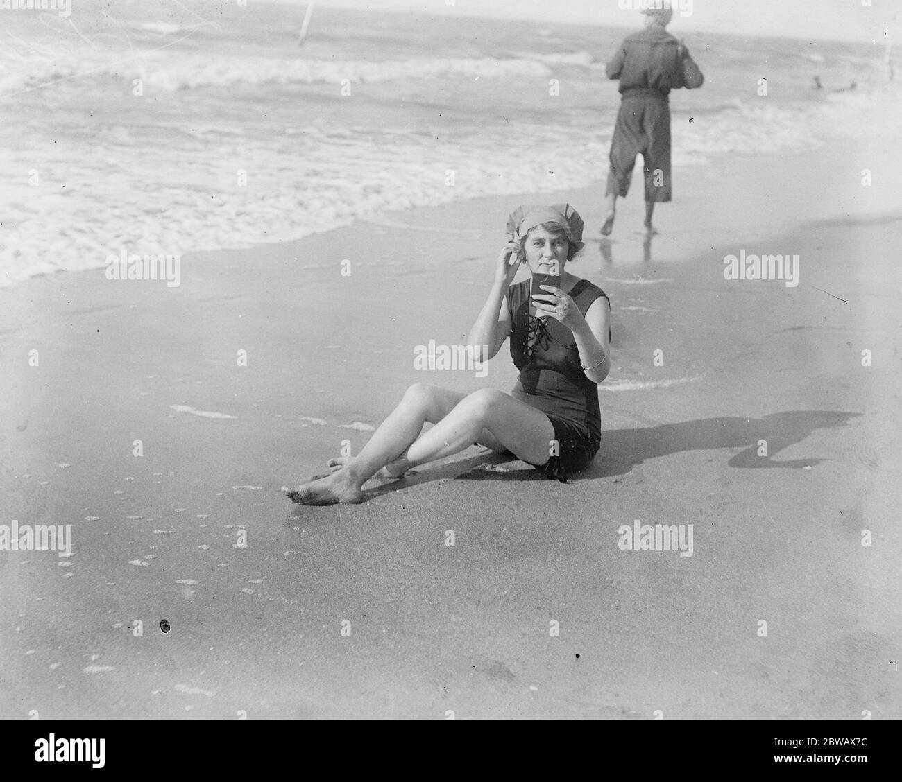La stagione di Deauville . Lady Peddler completando il suo bagno al mare a Deauville 10 agosto 1921 Foto Stock