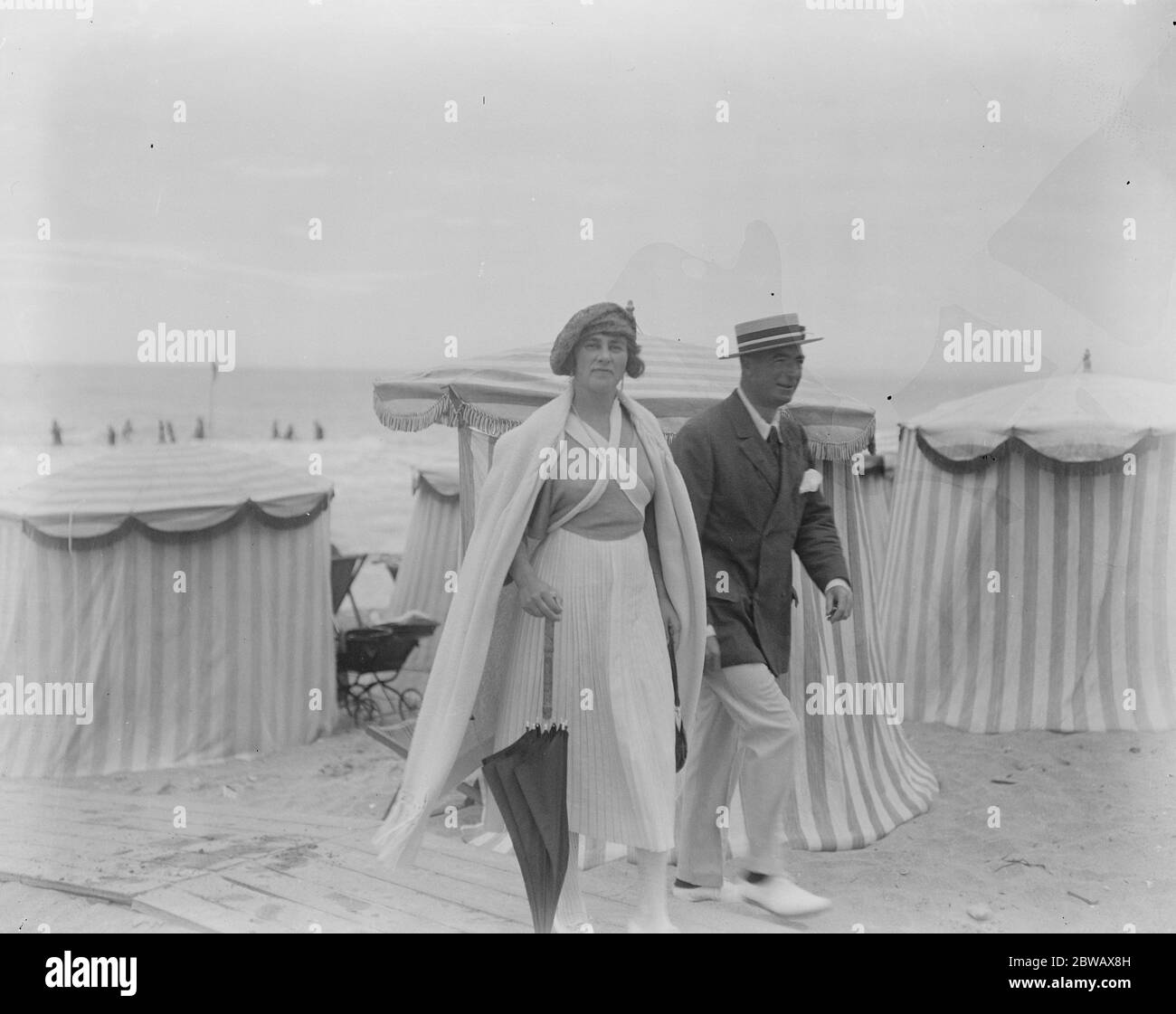 Persone della Società ben note a Deauville . Lady Pedler di ritorno da un'esca . 8 agosto 1921 24 agosto 1921 Foto Stock