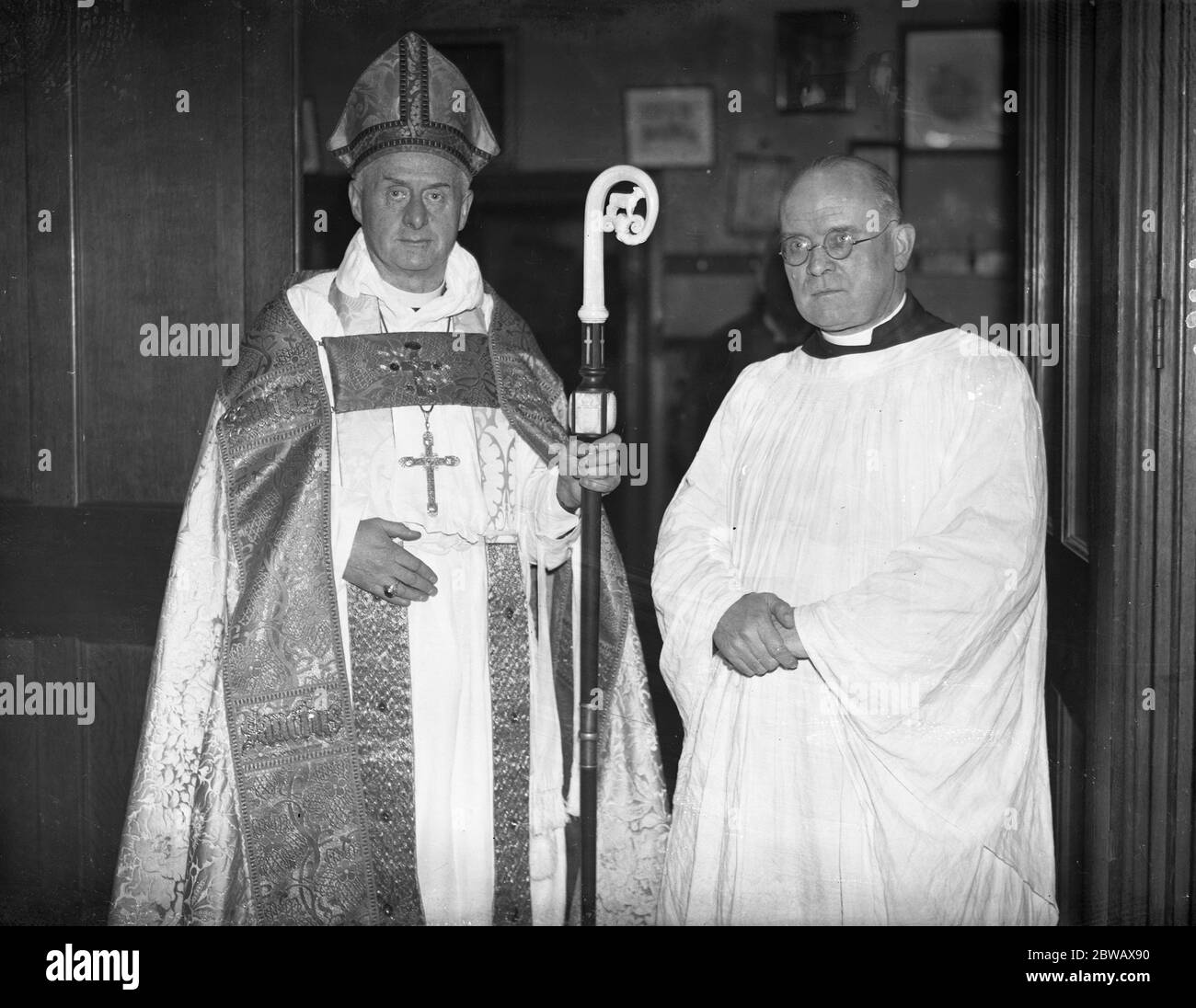 Nella Cattedrale di Southwark , il Vescovo di Southwark (Dr. Parsons ) , partì , e il suo successore come Dean , il canonico J B Haldane (a destra) . 20 novembre 1937 Foto Stock
