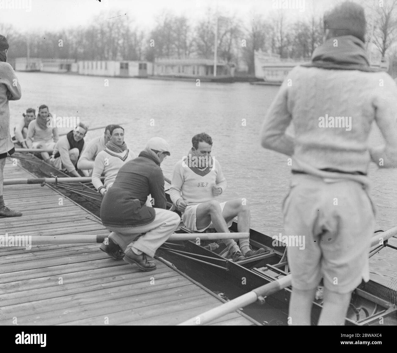 P Pedder , l'eroe della corsa in barca degli ultimi anni , prova la sella scorrevole . 17 gennaio 1923 Foto Stock