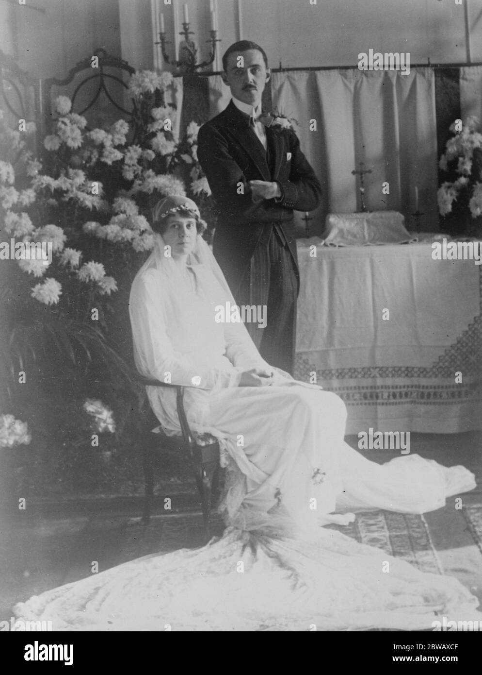 Un matrimonio romantico in un salotto . La signora Mary Pelly era sposata nel salotto della casa del padre a Lieut H Maurice Hill . Sposa e sposo . 1921 Foto Stock