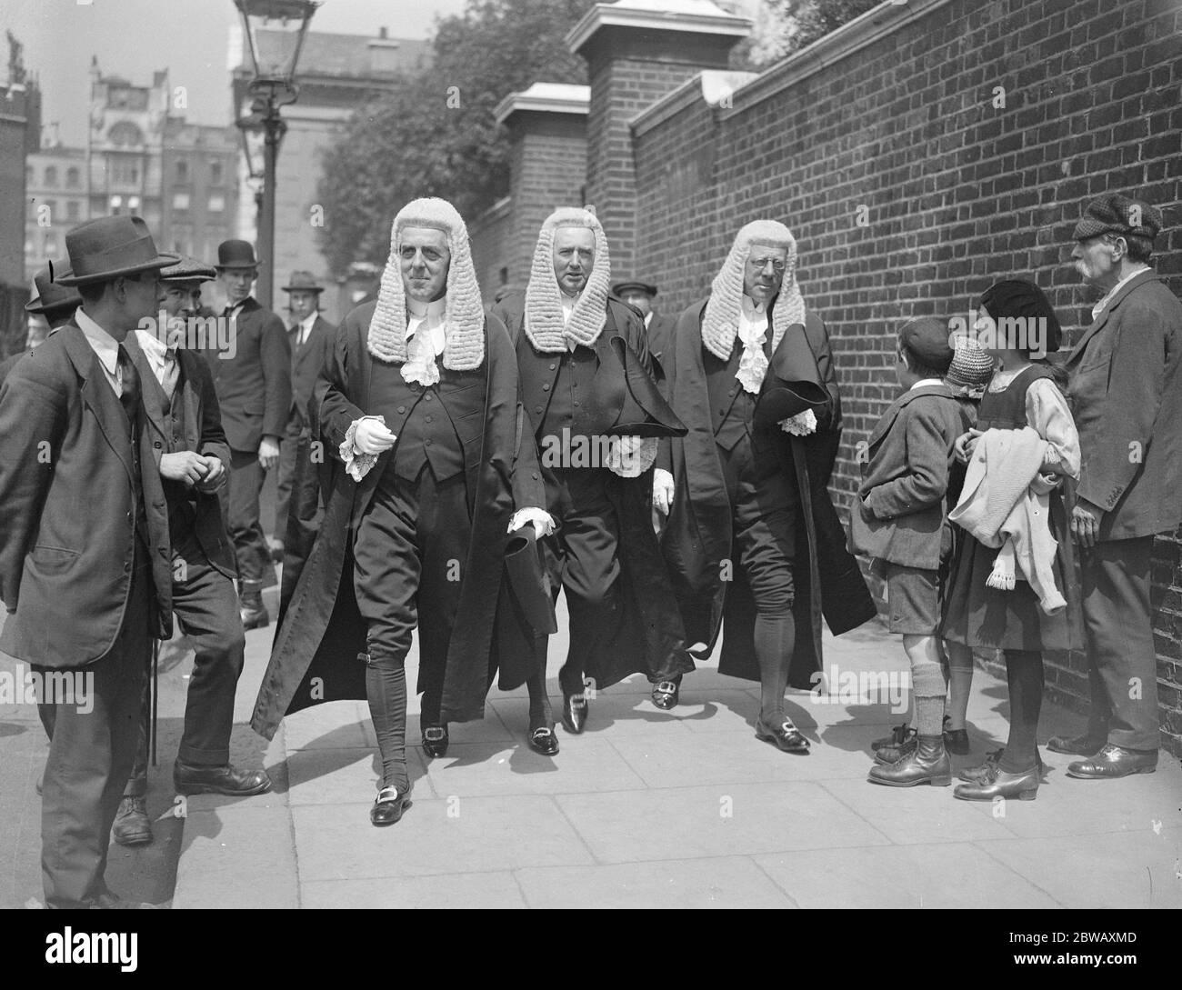 Il Re lascia il palazzo di San Giacomo . Da sinistra a destra : giungono i Justices Brandon Swift e Acton. 29 maggio 1922 Foto Stock