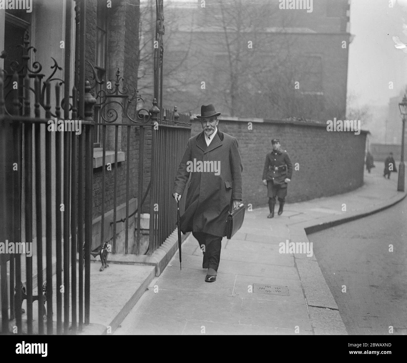 Il Premier e la controversia sull'ingegneria . Il primo Ministro ha avuto una seconda conferenza con i rappresentanti degli uomini sulla disputa di ingegneria al 10 di Downing Street . Sir David Shackleton, consigliere del lavoro presso il governo in arrivo. 4 aprile 1922 Foto Stock