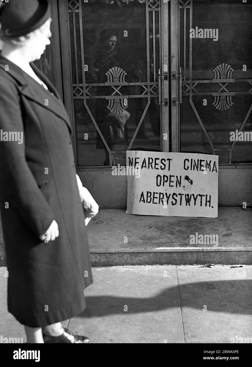 Dopo la dichiarazione di guerra , i cinema e gli altri luoghi di intrattenimento sono chiusi . Un avviso fuori dal Trocadero Cinema , Elephant and Castle , Londra . 7 settembre 1939 Foto Stock
