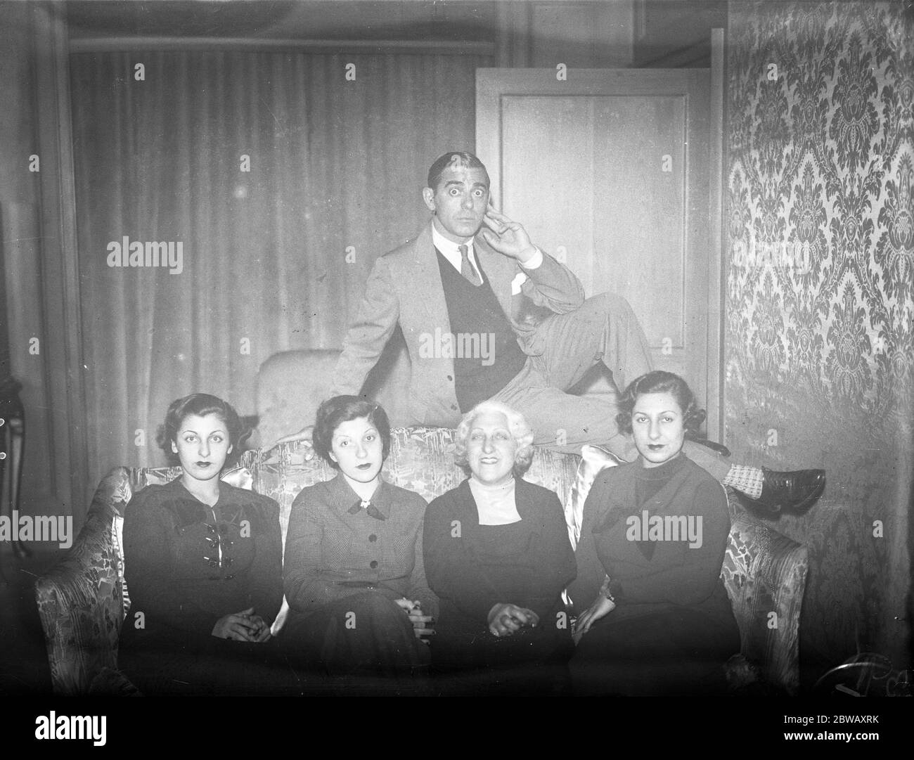 L' intrattenitore americano Eddie Cantor con la moglie e le figlie a Londra . 1935 Foto Stock