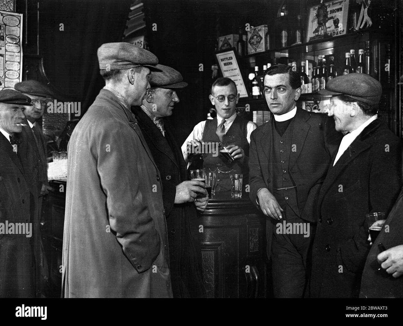 Il reverendo Courtney , ministro Wesleyan di Peckham , che sta visitando le taverne locali nel tentativo di ottenere i convertiti nella sua campagna di rinascita di 15 giorni . 17 novembre 1931 Foto Stock