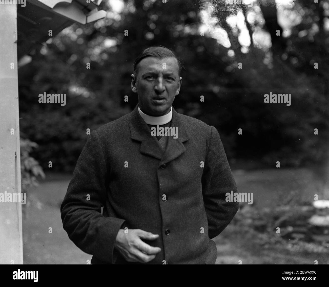 Il Reverendo W H Smith , rettore di Foots Cray , produttore e scenografa di una fata suonata nel giardino della canonica . 27 febbraio 1925 Foto Stock