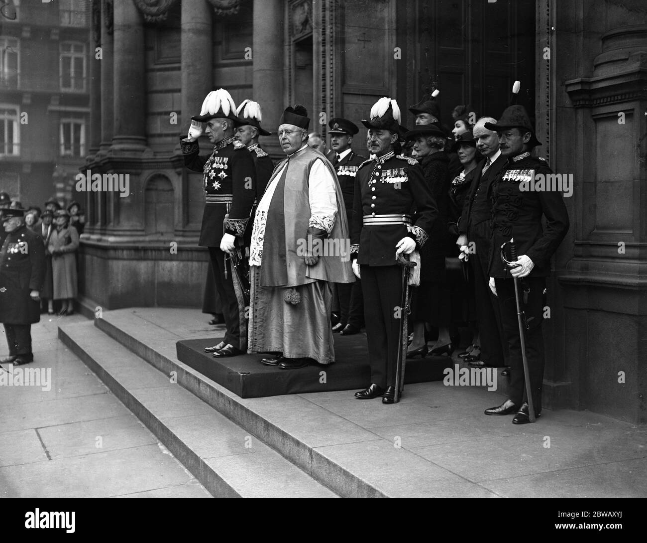 Servizio Memoriale della polizia presso la Cattedrale di Westminster . Sir High Turnbull ( prende il saluto ) , Canon Rowlett , Brigadier James Whitehead e Major de Chair . 12 novembre 1937 Foto Stock