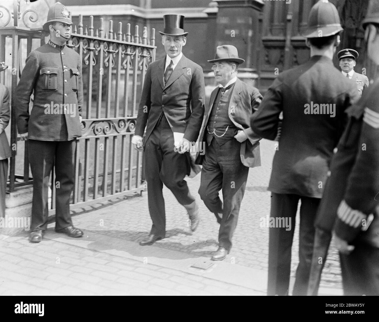 Il ministro dell'aria svela la finestra dell'abbazia al capitano britannico dei servizi volanti ospite ( in cappello di seta ) che lascia 26 maggio 1922 Foto Stock
