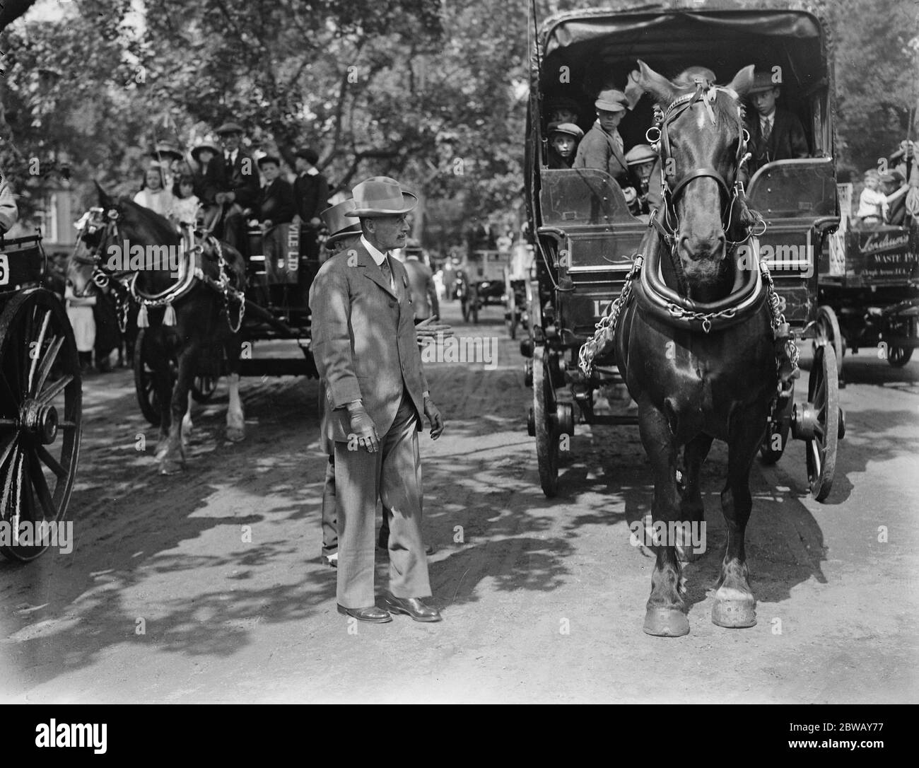 Sfilata annuale di Van Horse al Regents Park Sir Walter Gilbey uno dei giudici al lavoro 5 giugno 1922 Foto Stock