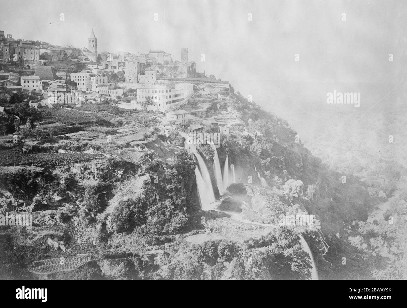 Cascate a Tivoli, nella regione Lazio del centro Italia, le cascate in procinto di essere distrutte dicembre 1921 Foto Stock