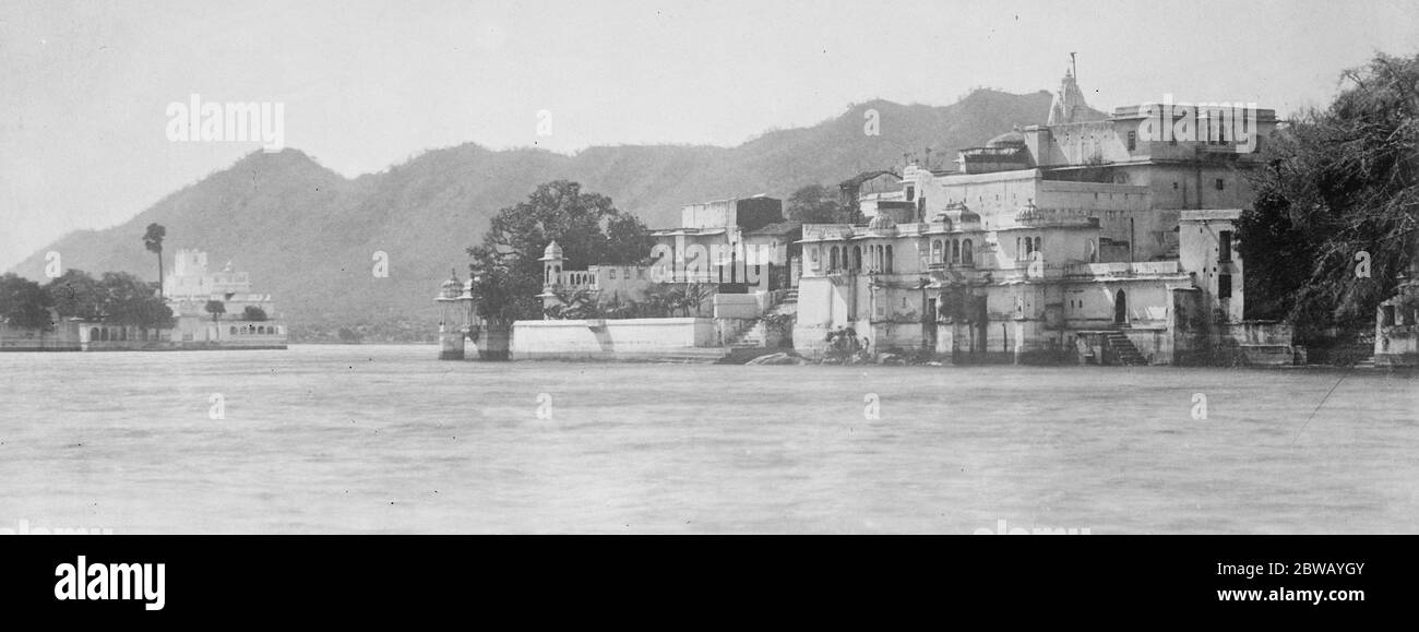 Principe del Galles per visitare il famoso palazzo di Udaipur . Il famoso palazzo e il lago di Udaipur , che è visitata dal Principe di Galles . 25 novembre 1921 Foto Stock