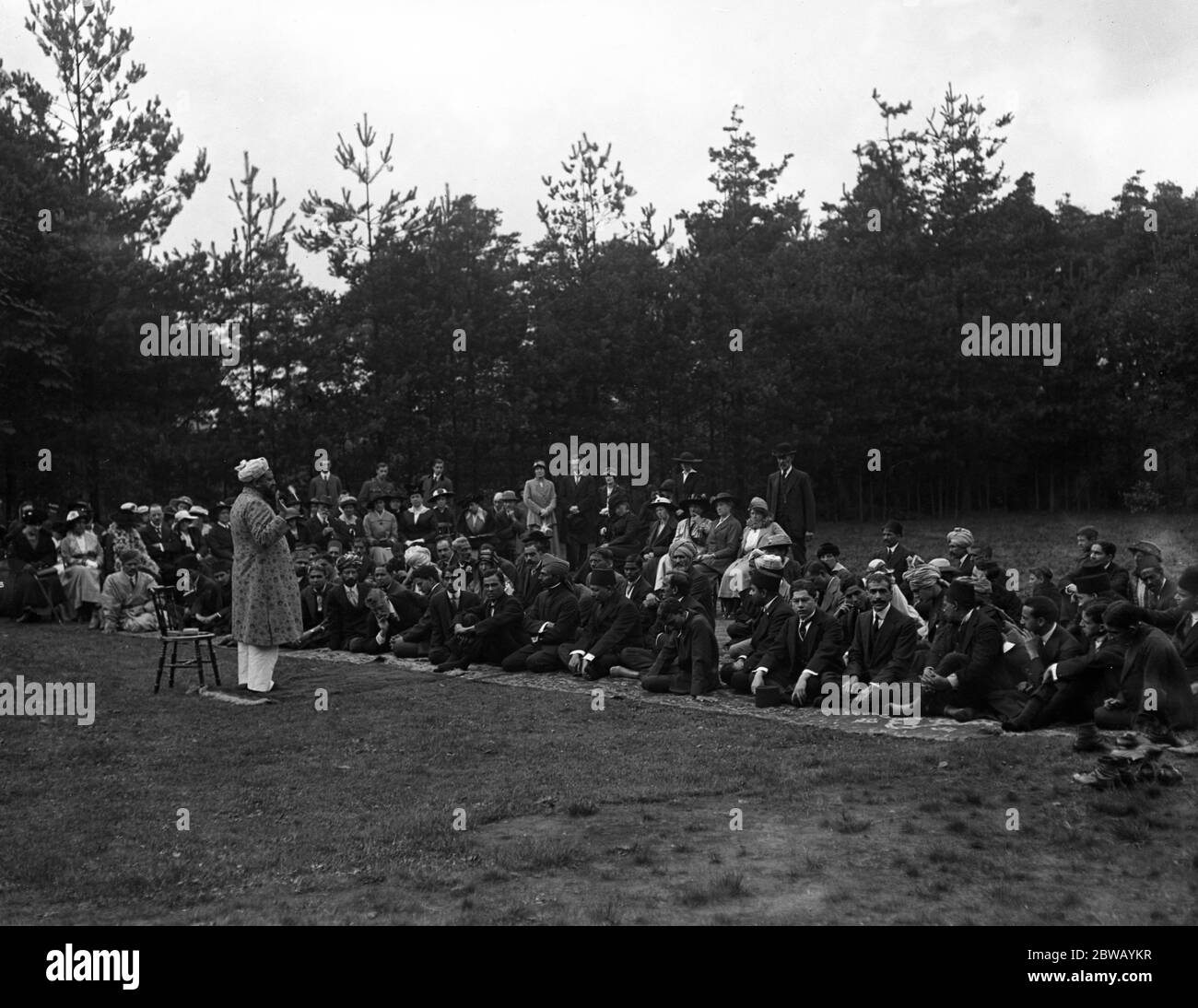 Adoratori alla Festa del sacrificio alla Moschea di Woking , Surrey . 8 ottobre 1916 la moschea Shah Jahan fu la prima moschea costruita appositamente in Europa al di fuori della Spagna musulmana Foto Stock