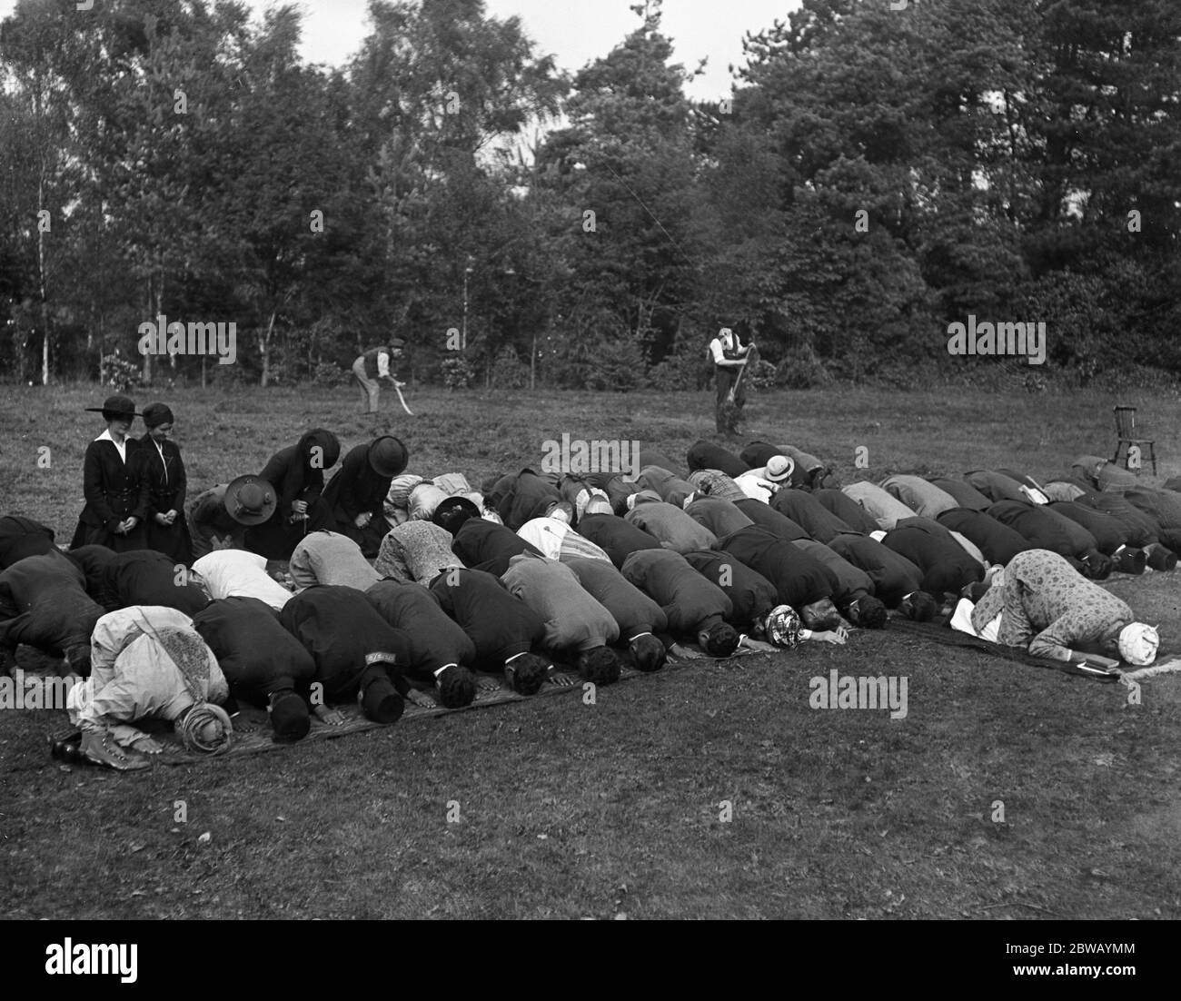 Adoratori che pregano alla Moschea di Woking , Surrey , durante il Mohammedan Festival of Eid che segna la fine del digiuno di Ramadhan . 8 ottobre 1916 la moschea Shah Jahan fu la prima moschea costruita appositamente in Europa al di fuori della Spagna musulmana Foto Stock