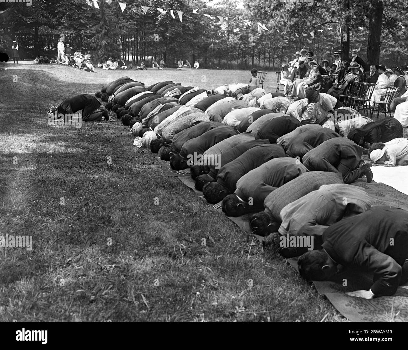 I fedeli che pregano alla Moschea di Woking , Surrey , durante il Mohammedan Festival of Eid , segnando la fine del digiuno di Ramadhan . 8 ottobre 1916 la moschea Shah Jahan fu la prima moschea costruita appositamente in Europa al di fuori della Spagna musulmana Foto Stock