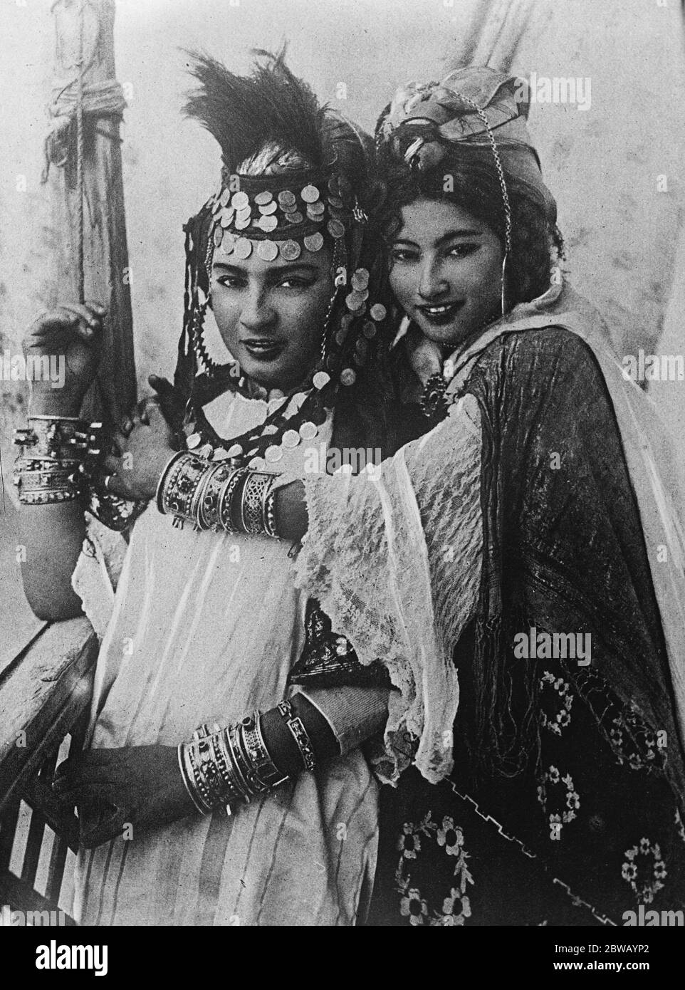 Le ragazze algerine di ballo delle unghie di Ouled. Appartengono ad una tribù di arabi deserti, febbraio 1920 Foto Stock