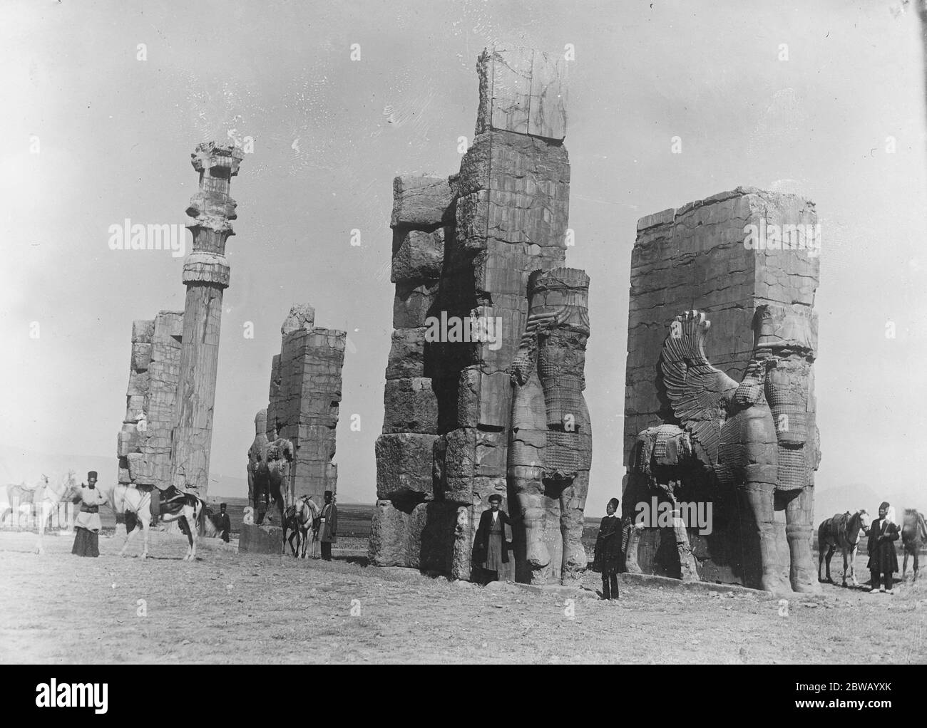 Il grande portico di Xerxes a Persepoli dell'Iran all'interno di questo portico è inscritto all'interno di una cornice a forma di diamante ' H M Stanley New York Herald 1870 ' insieme a molti altri nomi 1919 Foto Stock