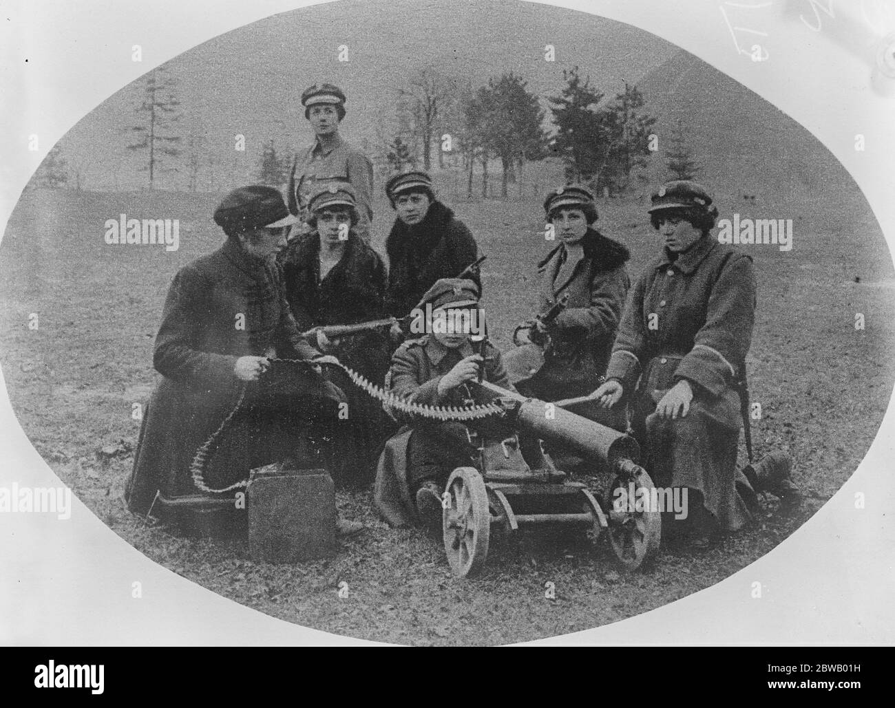 Reggimento polacco delle Amazzoni con la mitragliatrice maxim PM1910 29 ottobre 1919 Foto Stock