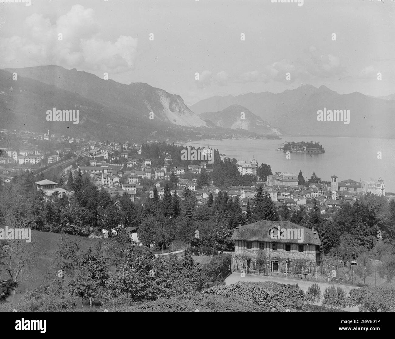 Stresa Vista dal college per ragazzi che si erge sopra questo bel posto sul lago maggiore Italia 1921 Foto Stock