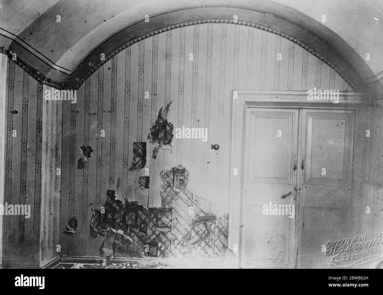 Segni di scatto sul muro della stanza in cui lo zar e la sua famiglia sono stati fatti a morte a Ekaterinburg 12 novembre 1919 Foto Stock