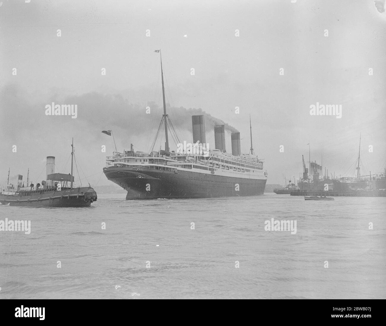 La nave più grande del mondo arriva a Southampton la nuova nave White Star Liner RMS Majestic la nave più grande del mondo è arrivata a Southampton lunedì 10 aprile 1922 da Cuxhaven Foto Stock