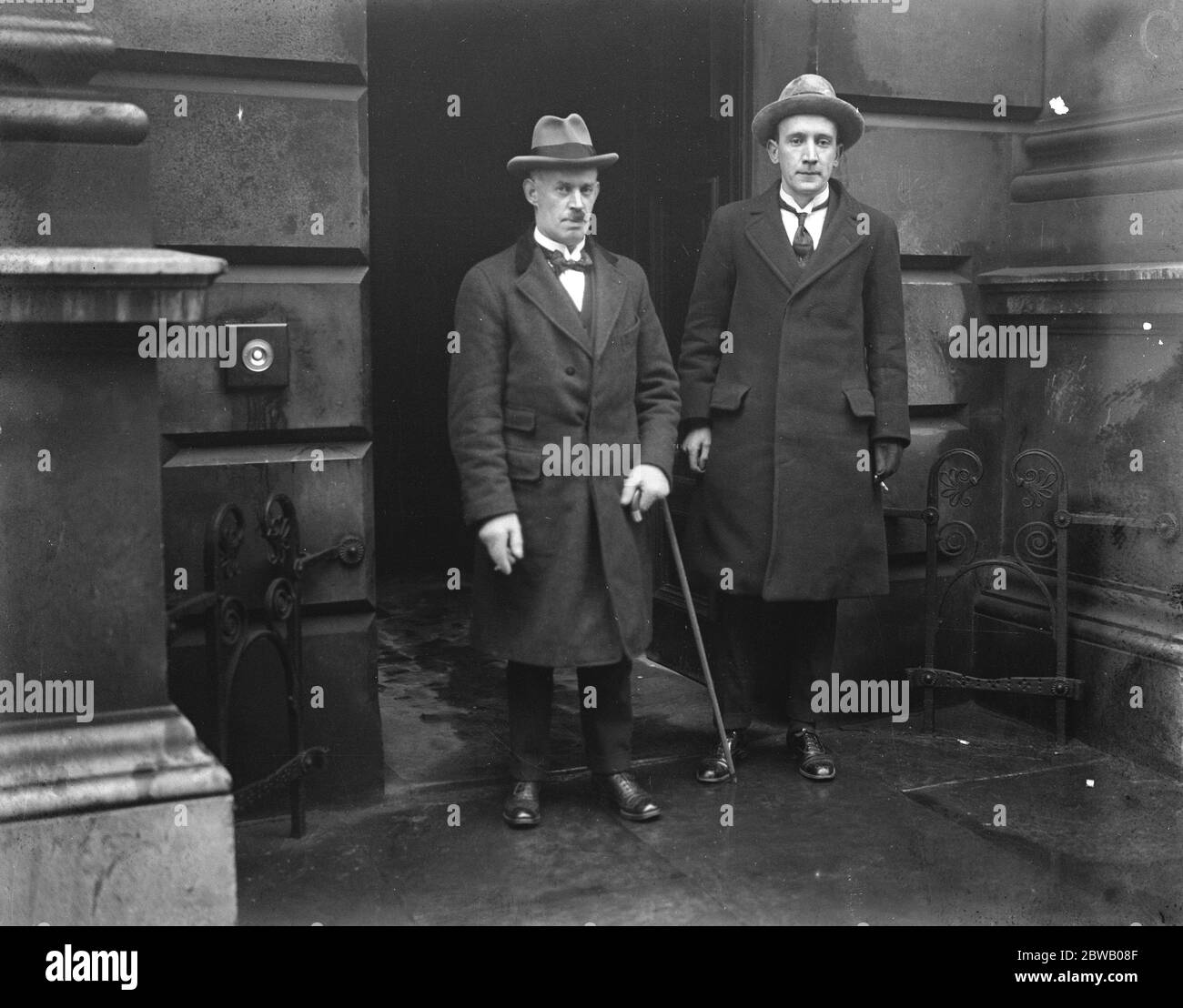 Irish provvisorio Govement, ministri di Londra il sig. E J Duggan (sinistra) e il sig. Kevin o' Higgins, ministri del governo provvisorio irlandese, fotografati presso l'ufficio coloniale 19 Jauary 1922 Foto Stock
