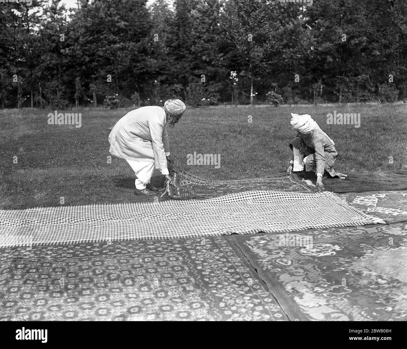 Organizzare i tappeti di preghiera per i fedeli alla Moschea di Woking , Surrey , per il Festival Mohammedan di Eid che segna la fine di Ramadhan . 8 ottobre 1916 la moschea Shah Jahan fu la prima moschea costruita appositamente in Europa al di fuori della Spagna musulmana Foto Stock