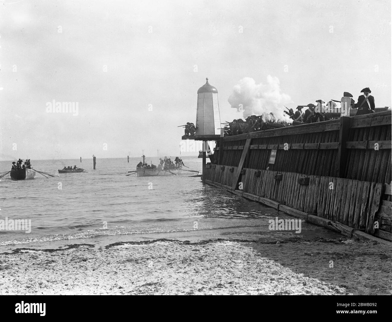 Re - sparare il film di Nelson che è stato distrutto da un incendio. Sparare una scena d'azione sul lungomare di Littlehampton , Sussex . Storming la Mole 16 luglio 1918 Foto Stock