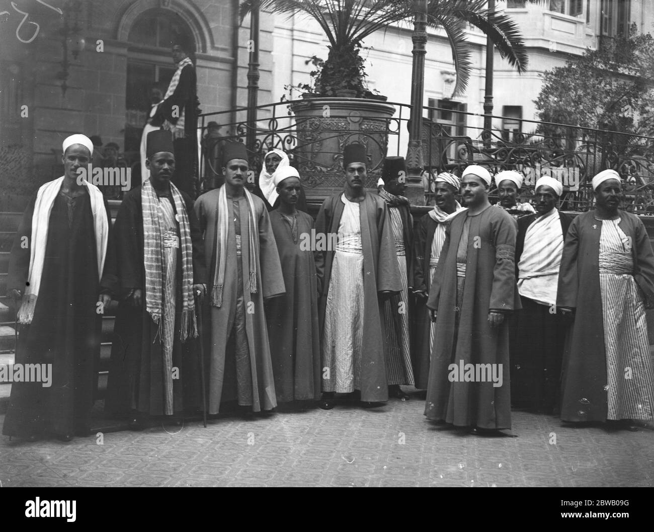 Il Cairo , Egitto . Un pittoresco gruppo di Dragomen fuori dall'Hotel Shepheard. Febbraio 1925 Foto Stock