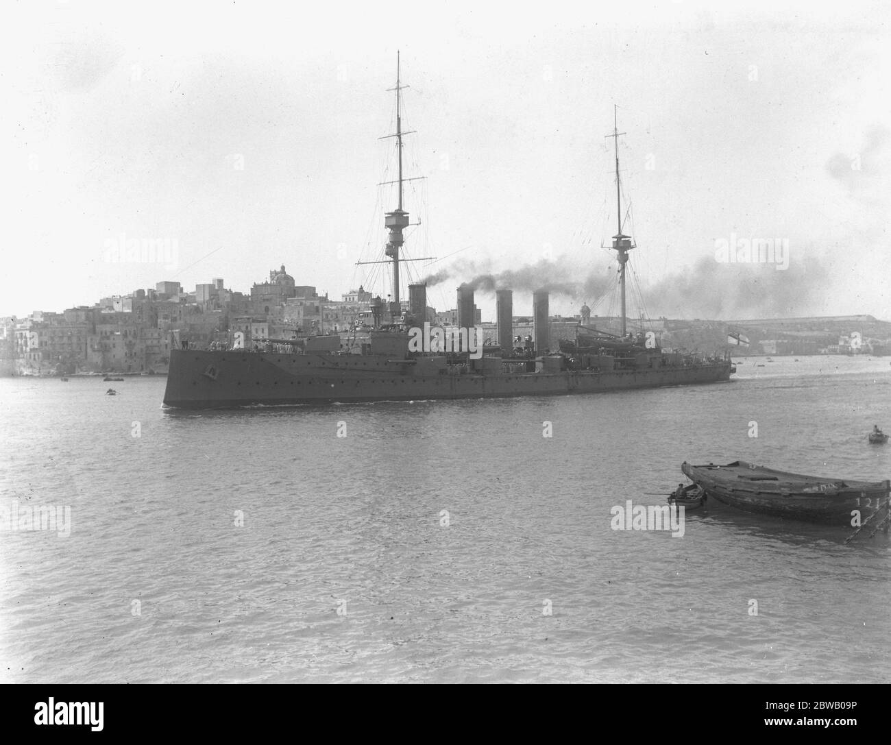 La signora Warrior , incrociatore armato della Royal Navy che lascia Valetta Harbour , Malta . Foto Stock