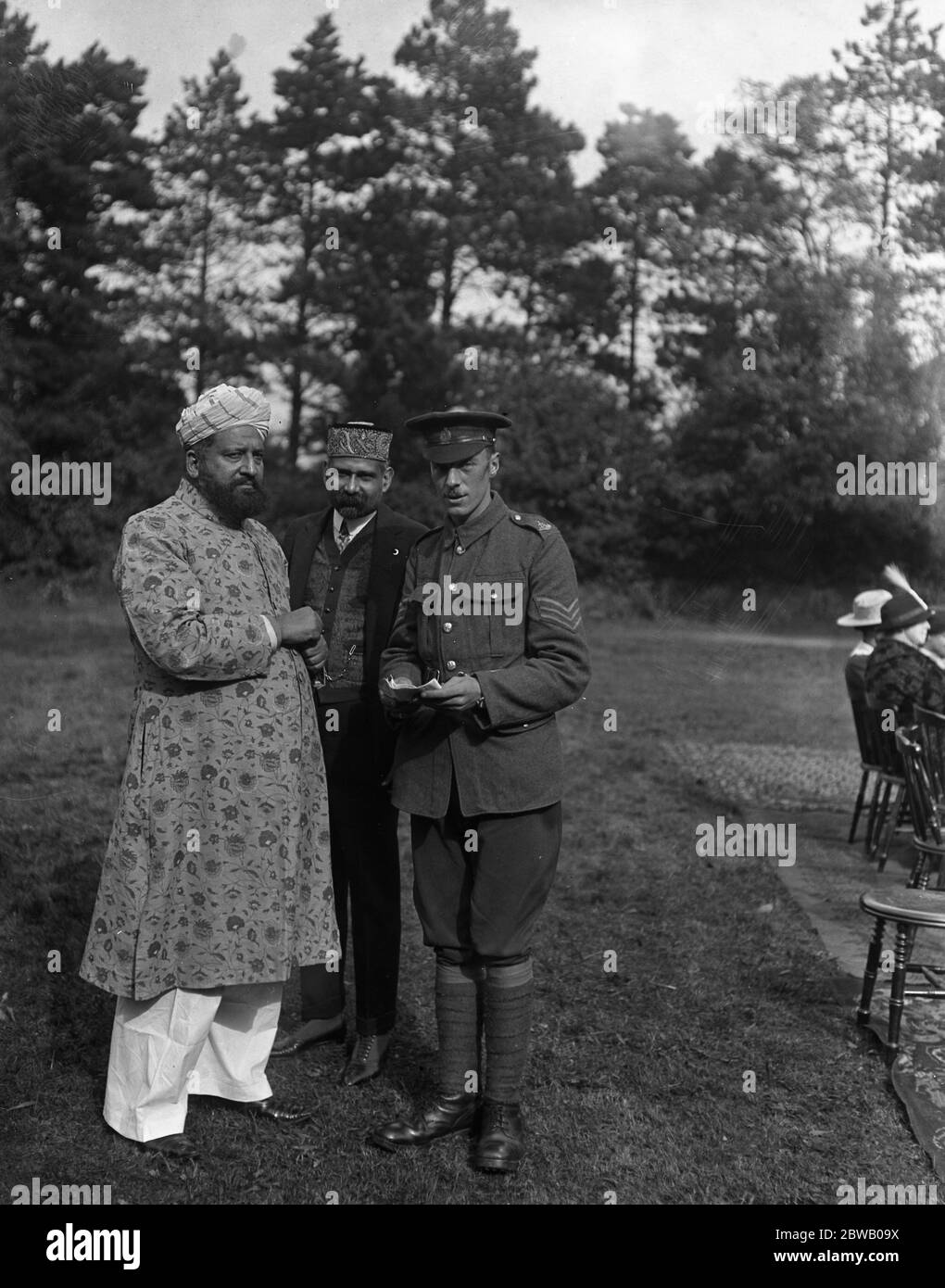 L'Imam con un soldato britannico alla Festa del sacrificio alla Moschea di Woking , Surrey . 8 ottobre 1916 la moschea Shah Jahan fu la prima moschea costruita appositamente in Europa al di fuori della Spagna musulmana Foto Stock