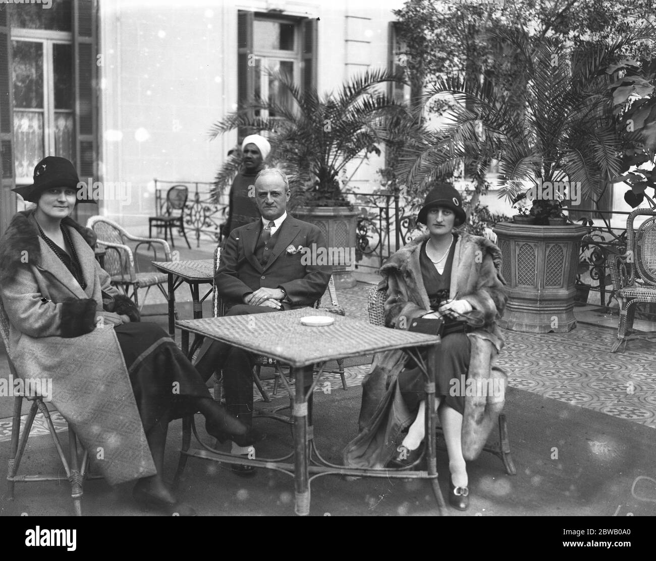 La Stagione del Cairo , Egitto. Sulla terrazza dello Shepheard Hotel , a sinistra a destra ; Miss Rhoda Brooke , MR Griscom e Miss Griscom febbraio 1925 Foto Stock