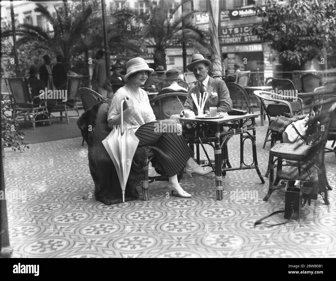 La stagione del Cairo , Egitto ; sulla terrazza dello Shepheard Hotel , il maggiore H MacDowell Pollock e sua sorella la signora Cleaver (il padre della signora Cleaver è ministro delle finanze per l' Irlanda del Nord ) il 21 marzo 1923 Foto Stock