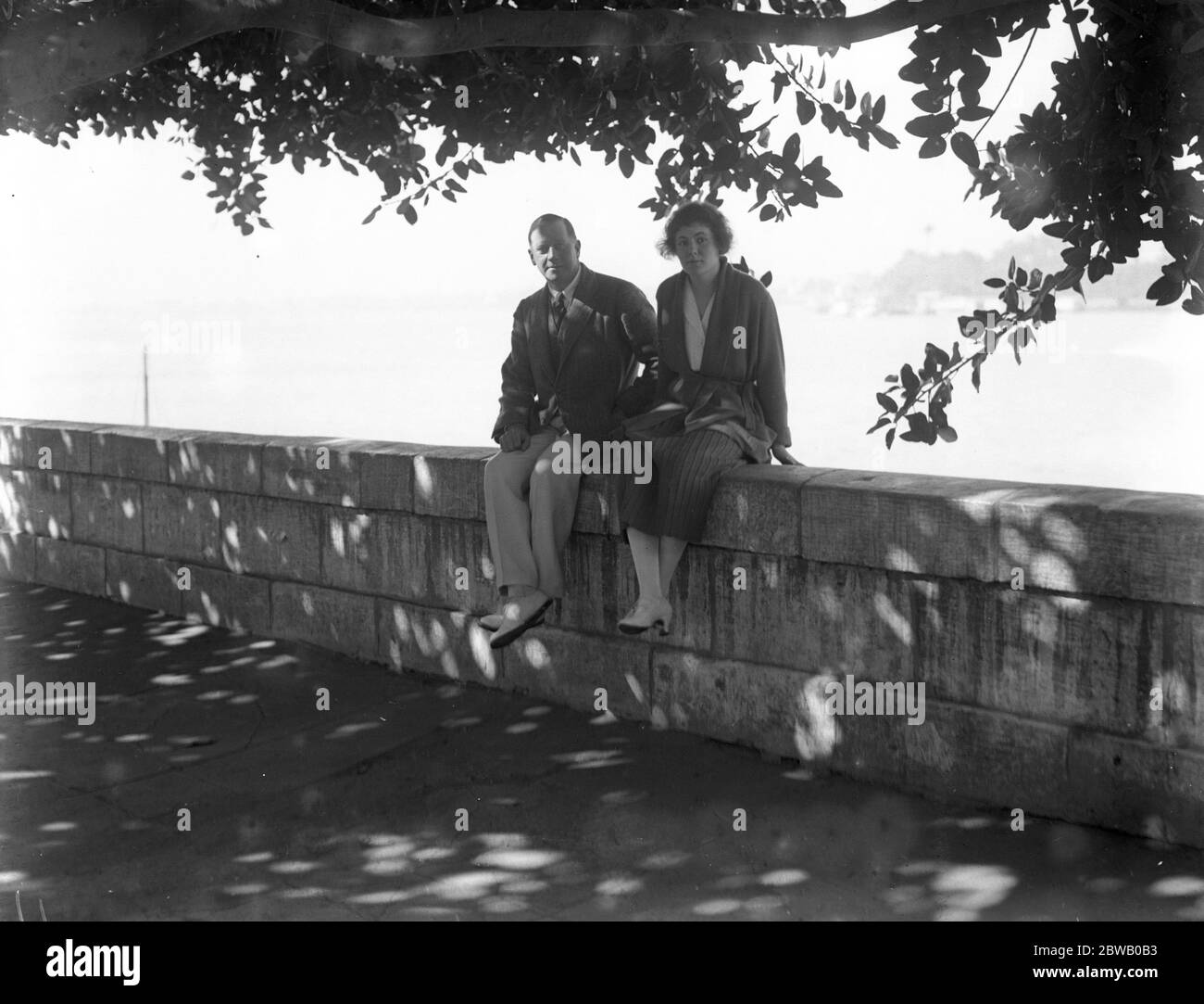 Il Cairo , Egitto . Sulle rive del fiume Nilo siedono Capitano R J N Watson , RN, DSO e Miss Enid Cheston . 14 marzo 1923 Foto Stock