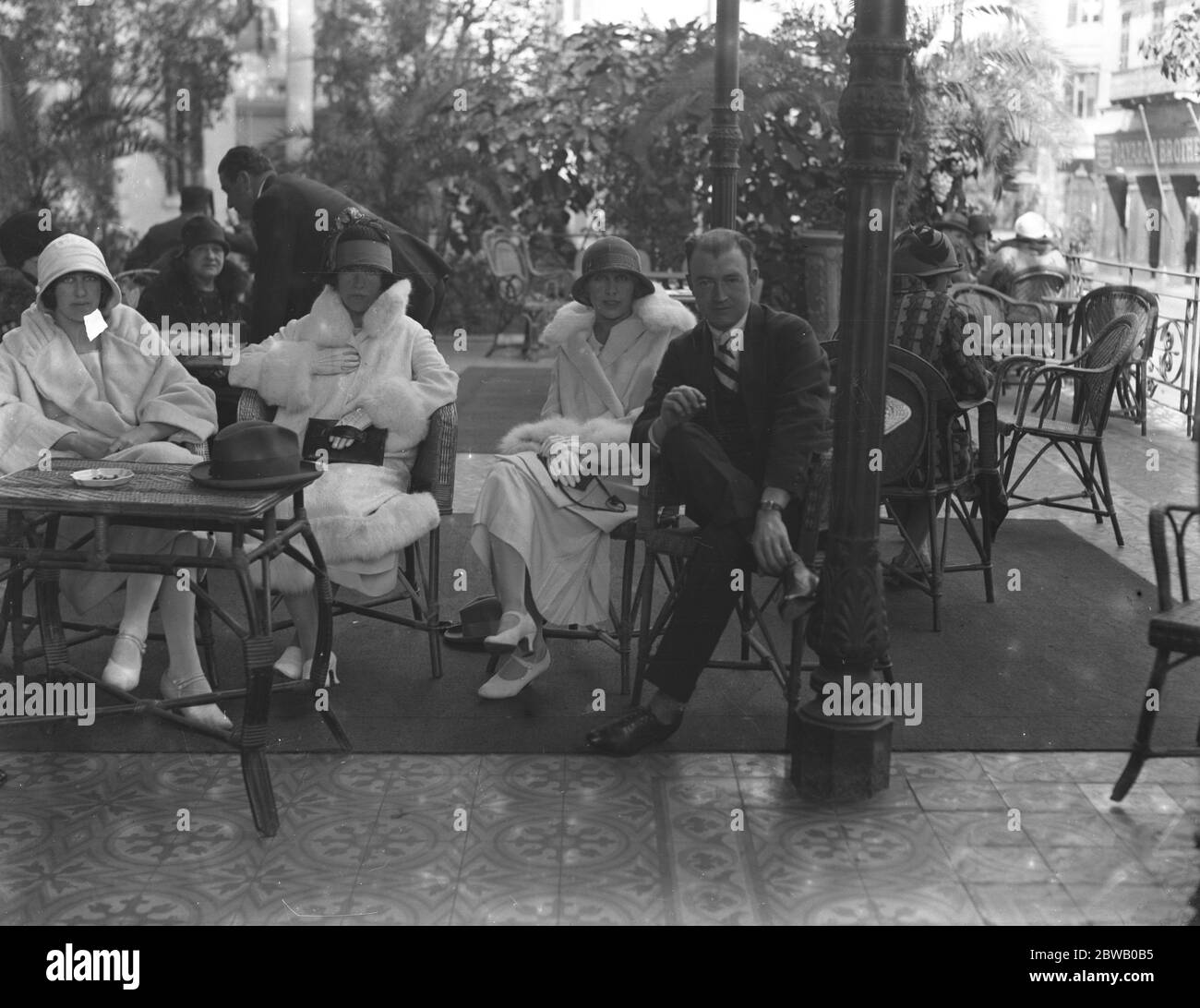 La Stagione del Cairo , Egitto . La sig.ra Veradey, la sig.ra Dey, la sig.ra Margaret Dey e il volo Lieutenanat V R Gibbs (RAF) sulla terrazza dello Shepheards Hotel . Febbraio 1925 Foto Stock