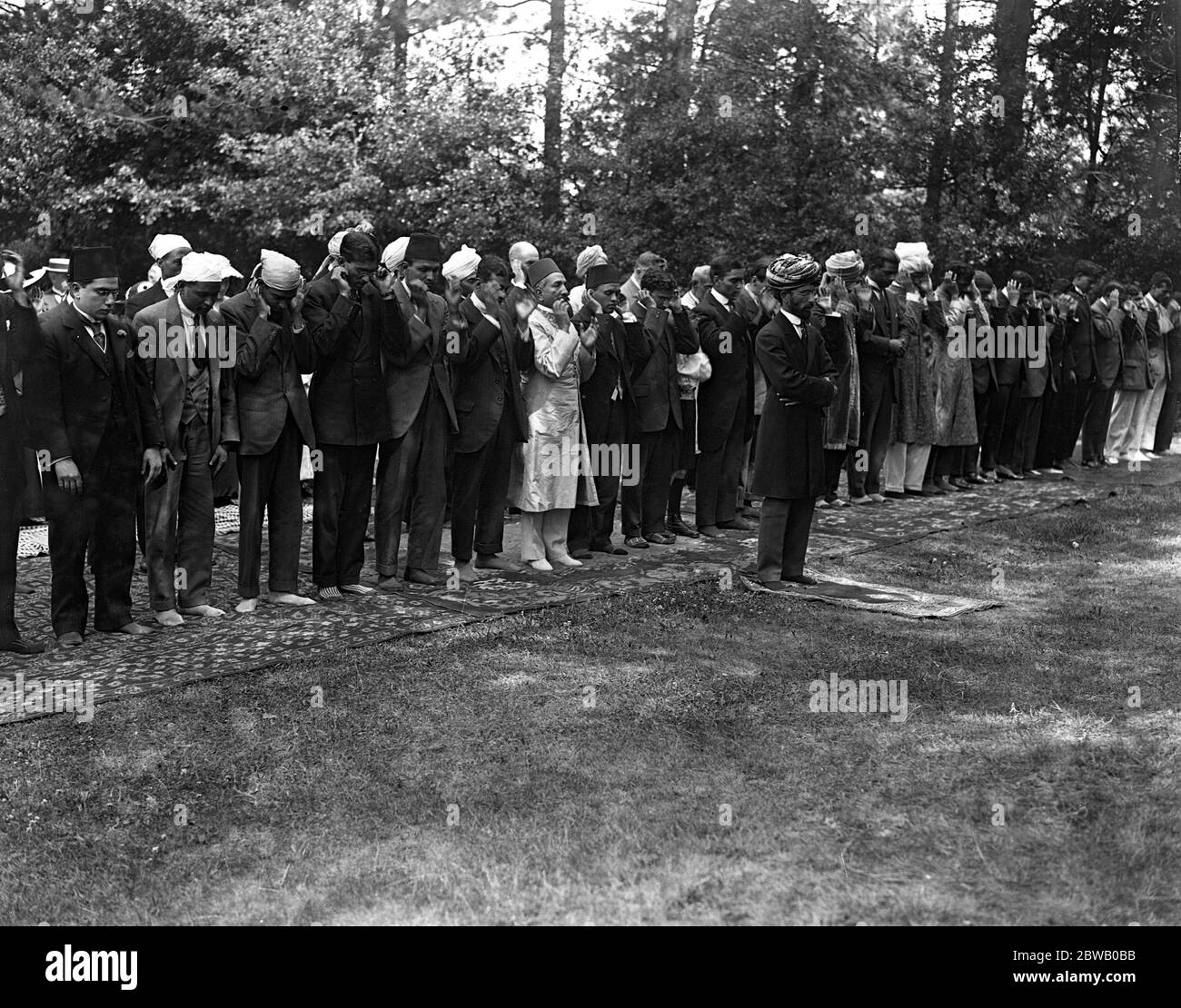 I fedeli che pregano alla Moschea di Woking , Surrey , durante il Mohammedan Festival of Eid , segnando la fine del digiuno di Ramadhan . 8 ottobre 1916 la moschea Shah Jahan fu la prima moschea costruita appositamente in Europa al di fuori della Spagna musulmana Foto Stock