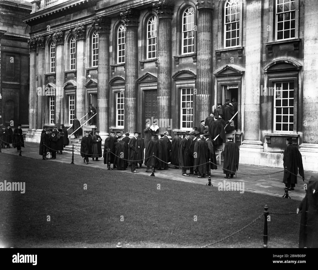 Cambridge vota contro l'ingresso delle donne nella piena adesione all'Università . Gli elettori che entrano e escono dalla Camera del Senato . 9 dicembre 1920 Foto Stock