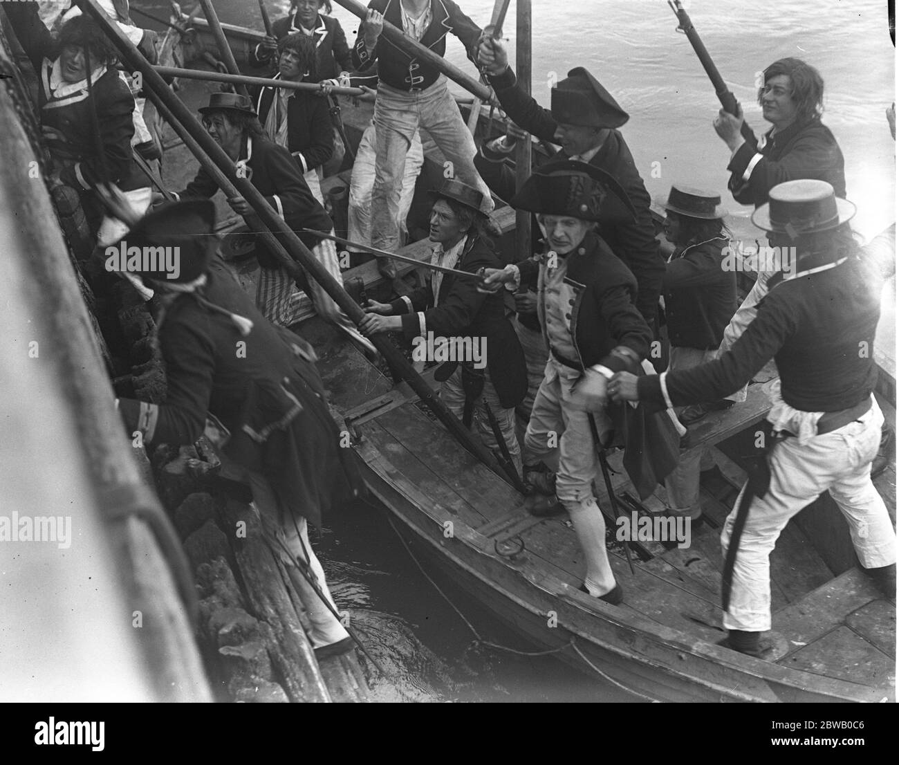 Re - sparare il film di Nelson che è stato distrutto da un incendio. Nelson e i suoi uomini che assaltano la Mole (a Littlehampton ) il 16 luglio 1918 Foto Stock