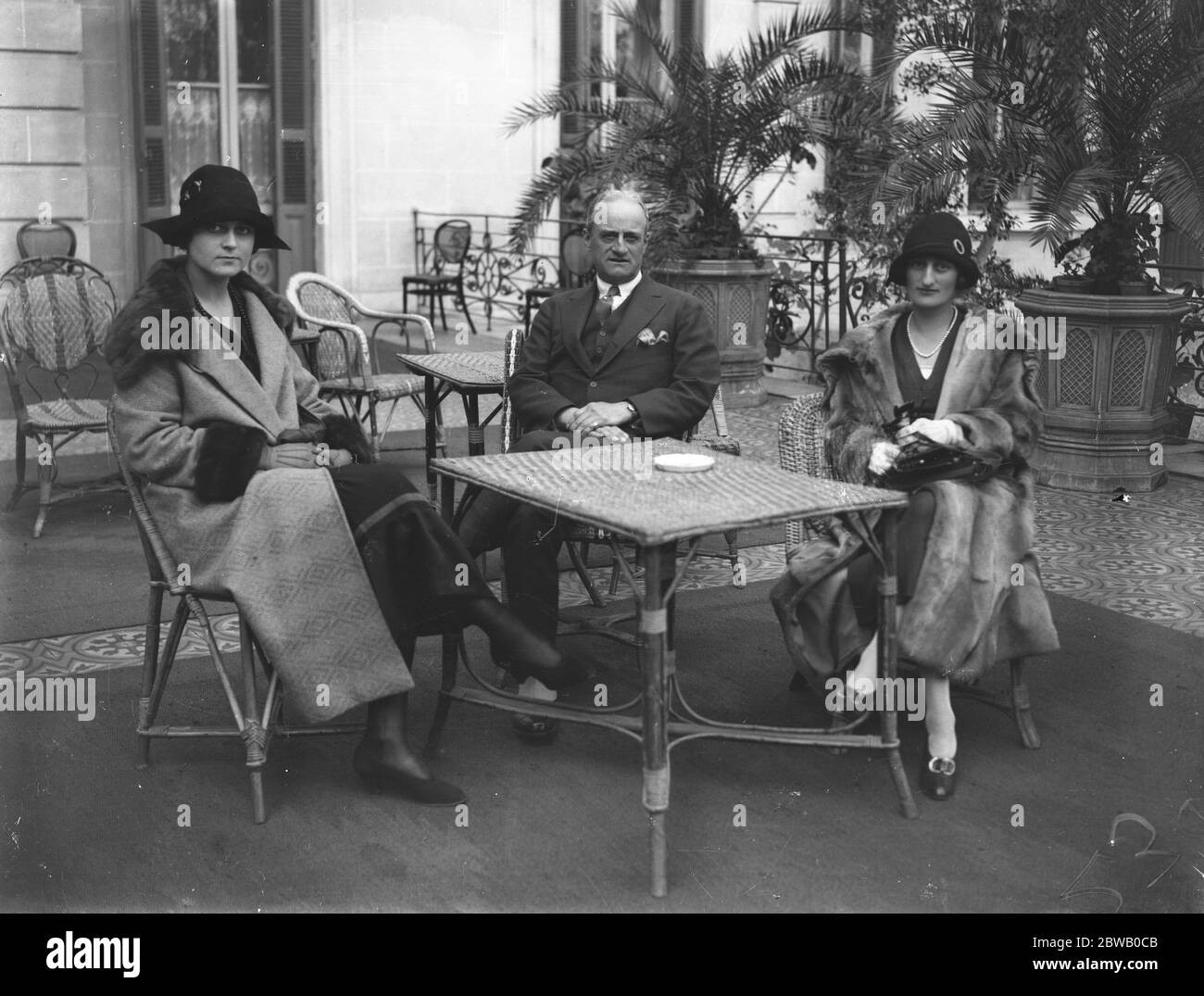 La Stagione del Cairo : sulla terrazza dell'Hotel Shepheard, a sinistra a destra ; Miss Rhoda Brooke , MR Griscom e Miss Griscom febbraio 1925 Foto Stock