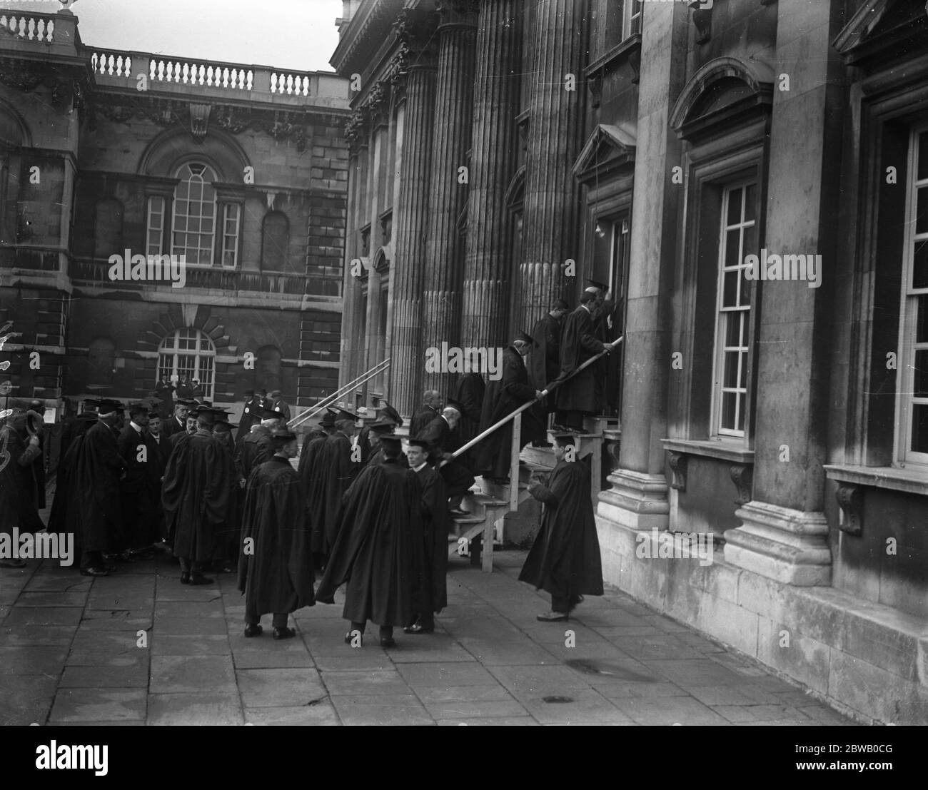 Cambridge vota contro l'ingresso delle donne nella piena adesione all'Università . Gli elettori che entrano e escono dalla Camera del Senato . 9 dicembre 1920 Foto Stock