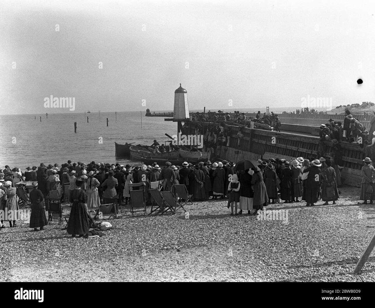 Folle di spettatori che guardano le riprese di ' Nelson ' mentre gli attori ricreano la tempesta della Mole sulla spiaggia di Littlehampton . 16 luglio 1918 Foto Stock