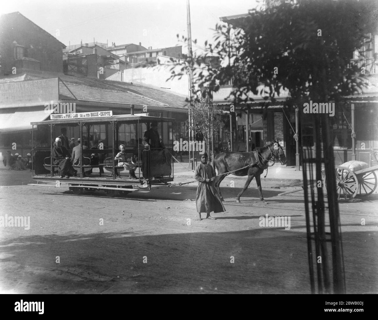 A Port Said , Egitto , la più antica tranvia tradizionale del mondo . I cavalli sono rampati fino alle carrozze del tram senza imbracature . 21 marzo 1923 Foto Stock