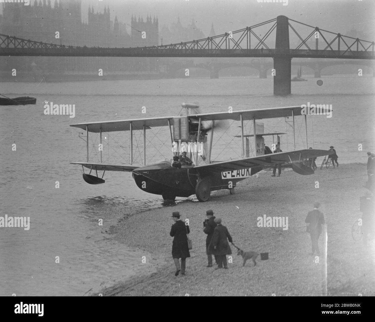 Ammiralty Amphibian testato su Thames aerei test di allighting organizzato dall'Ammiragliato ha avuto luogo oggi sul Tamigi . Il fotografo mostra l'anfibio prendendo l'acqua vicino a Westminster Bridge marzo 17 1921 Foto Stock