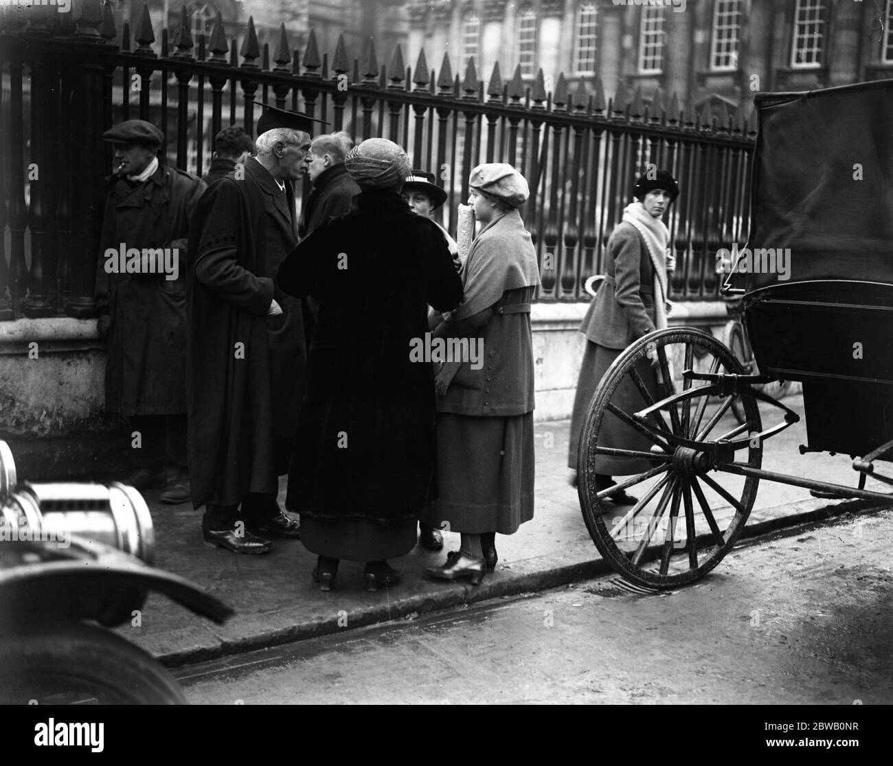 Cambridge vota contro l'ingresso delle donne nella piena adesione all'Università . Studentessa studentessa discute della questione del giorno . 1920 Foto Stock