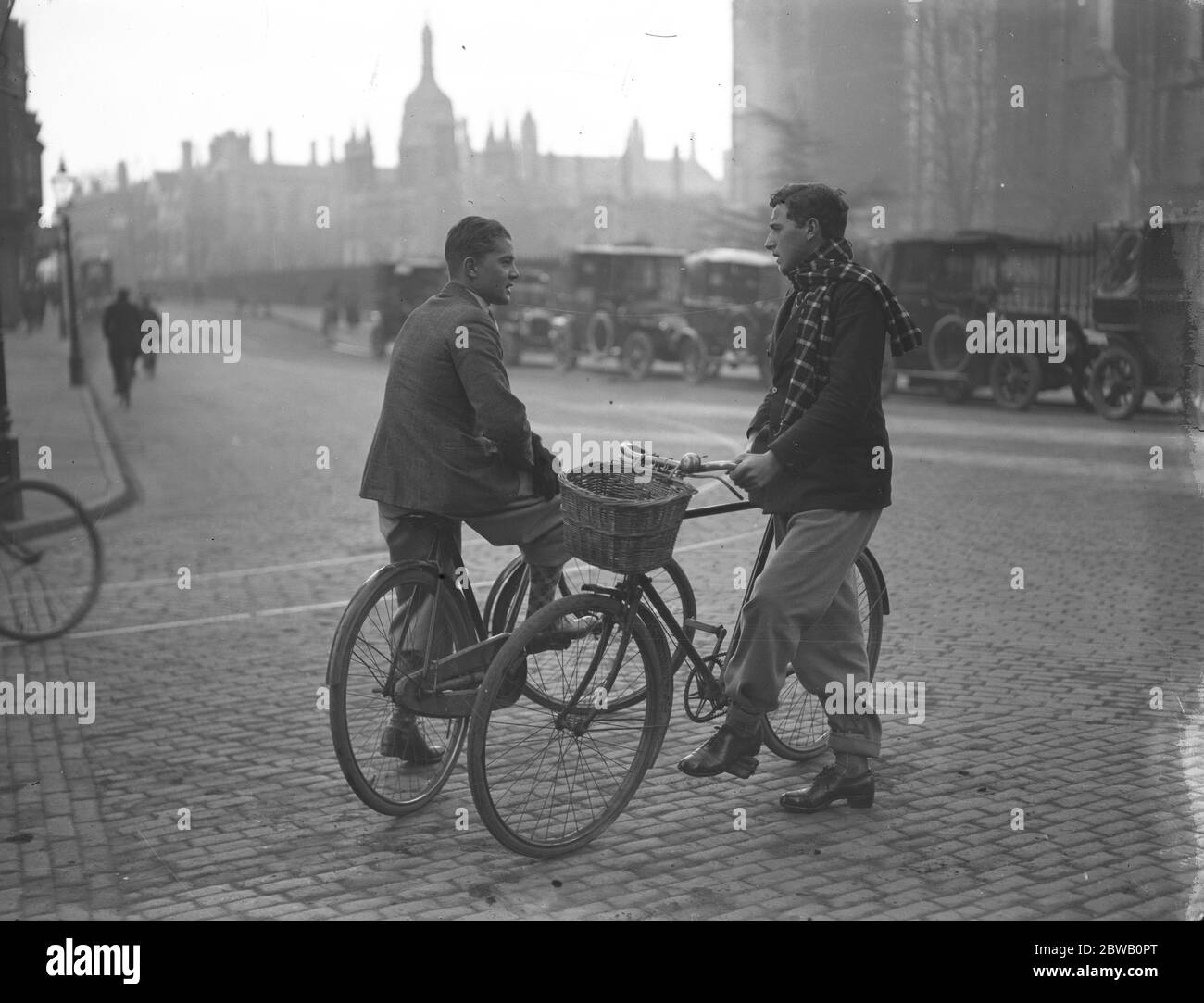 Gli Undergraduati di Cambridge chiacchierano per strada con le loro biciclette . 1929 Foto Stock