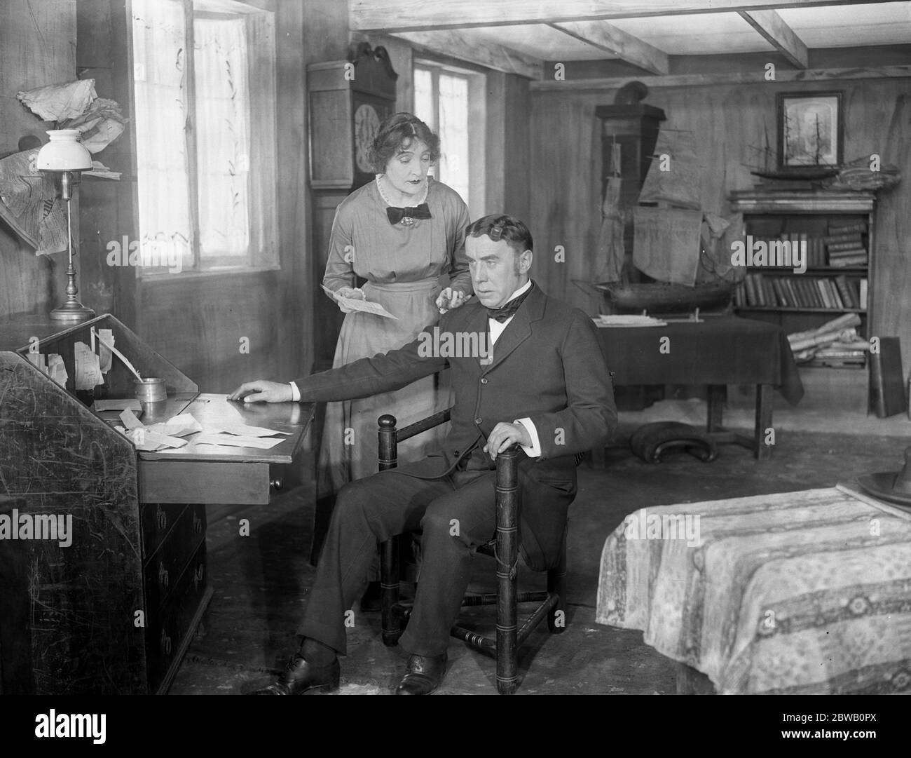 Filmare i pilastri della società Ibsen, la signorina Irene Rooke e Norman McKinnel come Martha e Karsten Bernick . 1920 Foto Stock